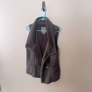 Wmns MED Gray Faux Sherling Vest
Maurice’s 
Zipper pockets & 2 snap closure